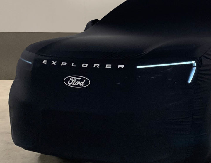 Original Ford All-Electric Explorer Funda protectora Premium en color negro con óvalo Ford blanco y logotipo Explorer