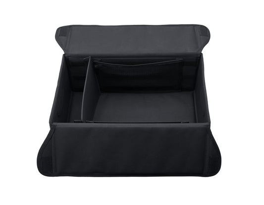 Caja organizadora plegable de tela en color negro, con óvalo Ford en color blanco a ambos lados.